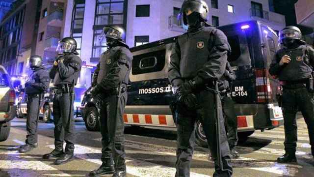 Agentes de la BRIMO de los Mossos d'Esquadra durante una operación policial en Barcelona / EFE