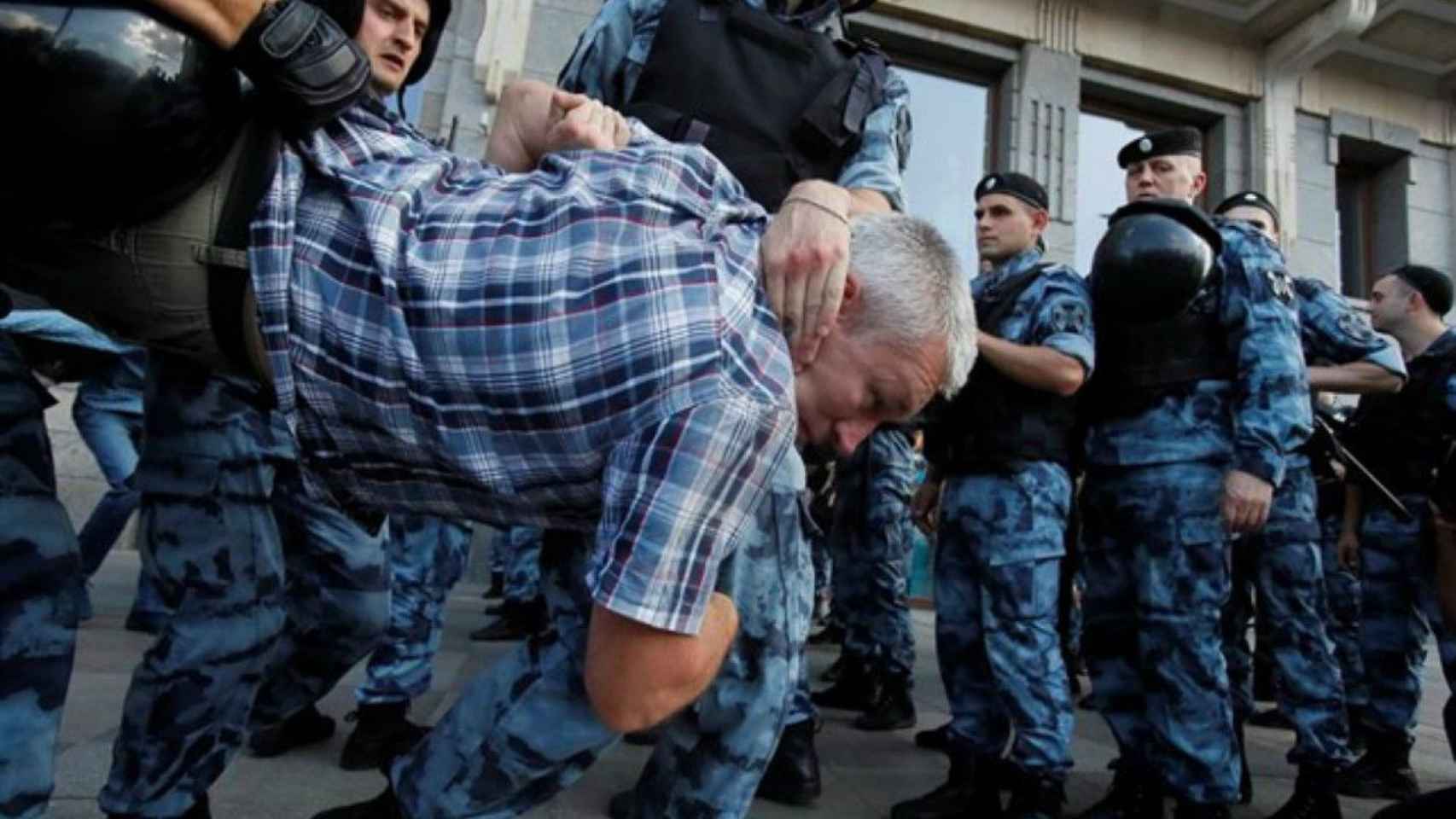 Manifestante agredido por la policía en Moscú, enviados por la administración Putin/ EUROPA PRESS