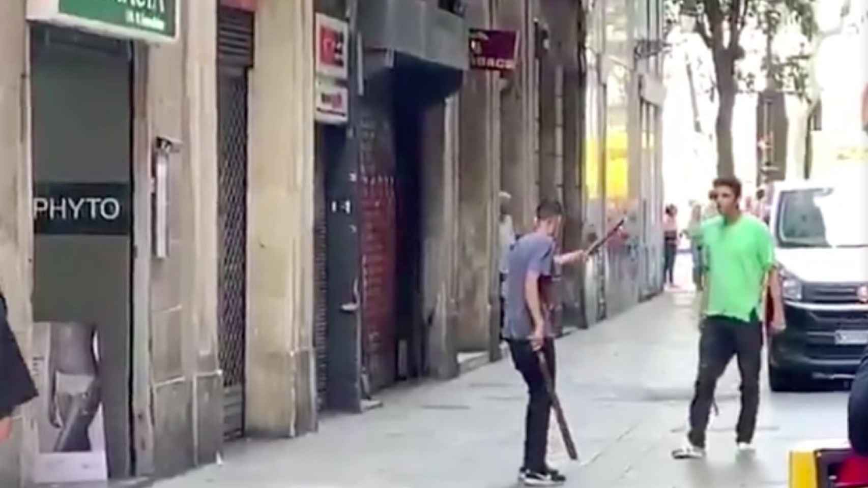 Un joven amenaza a otro con barras de hierro en Barcelona