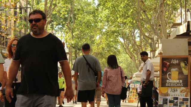 Un camarero en Las Ramblas de Barcelona / METRÓPOLI ABIERTA