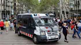 un furgón de los Mossos d'Esquadra en Las Ramblas de Barcelona / EFE