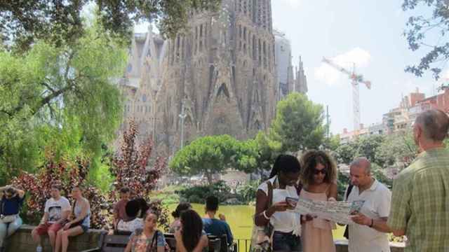Grupos de turistas frente a la Sagrada Família / EUROPA PRESS