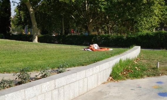 Una persona duerme en el parque de Carles I, en la Vila Olímpica / JORDI SUBIRANA