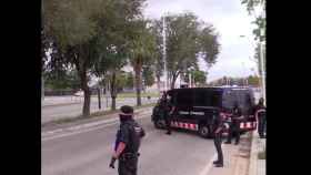 Agentes de los Mossos d'Esquadra junto a un furgón policial