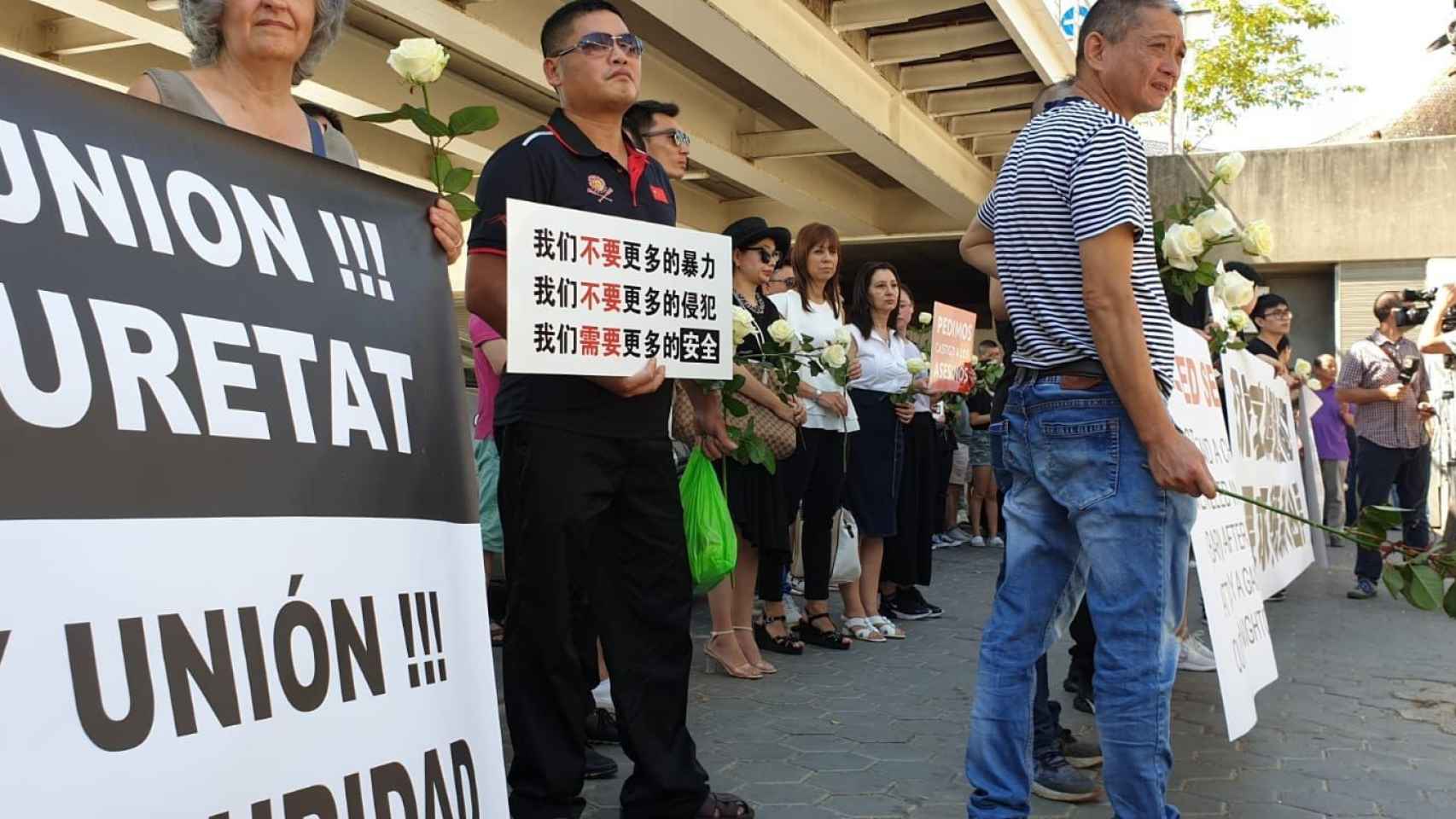 Un miembro de la comunidad china barcelonesa protesta por la muerte del joven en el Port Olímpic / TWITTER