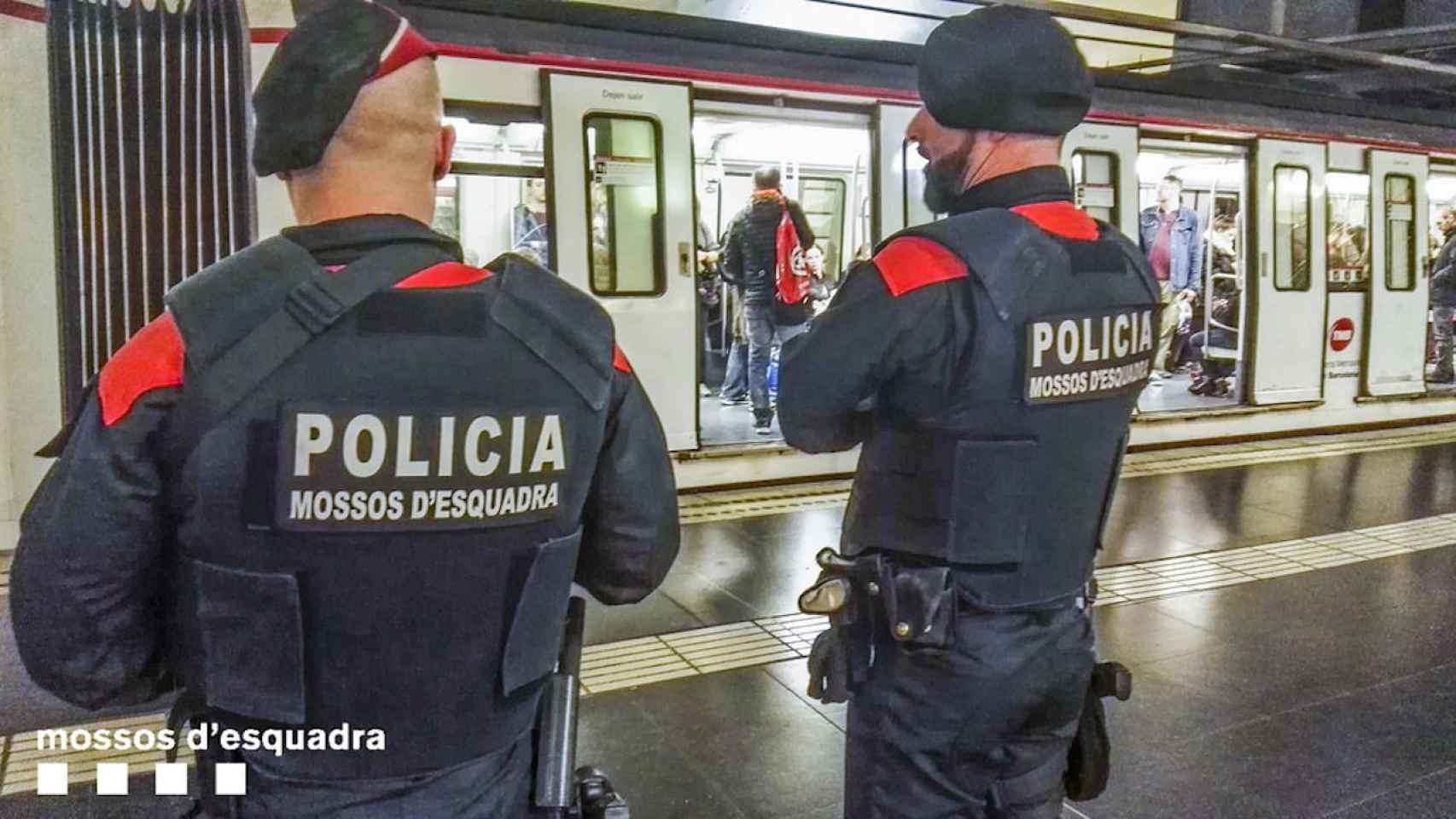 Agentes de los Mossos d'Esquadra en el metro de Barcelona, en una imagen de archivo / MOSSOS D'ESQUADRA