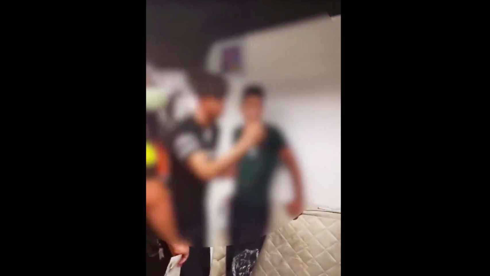 Dos presuntos carteristas retenidos por los vigilantes de seguridad del metro de Barcelona