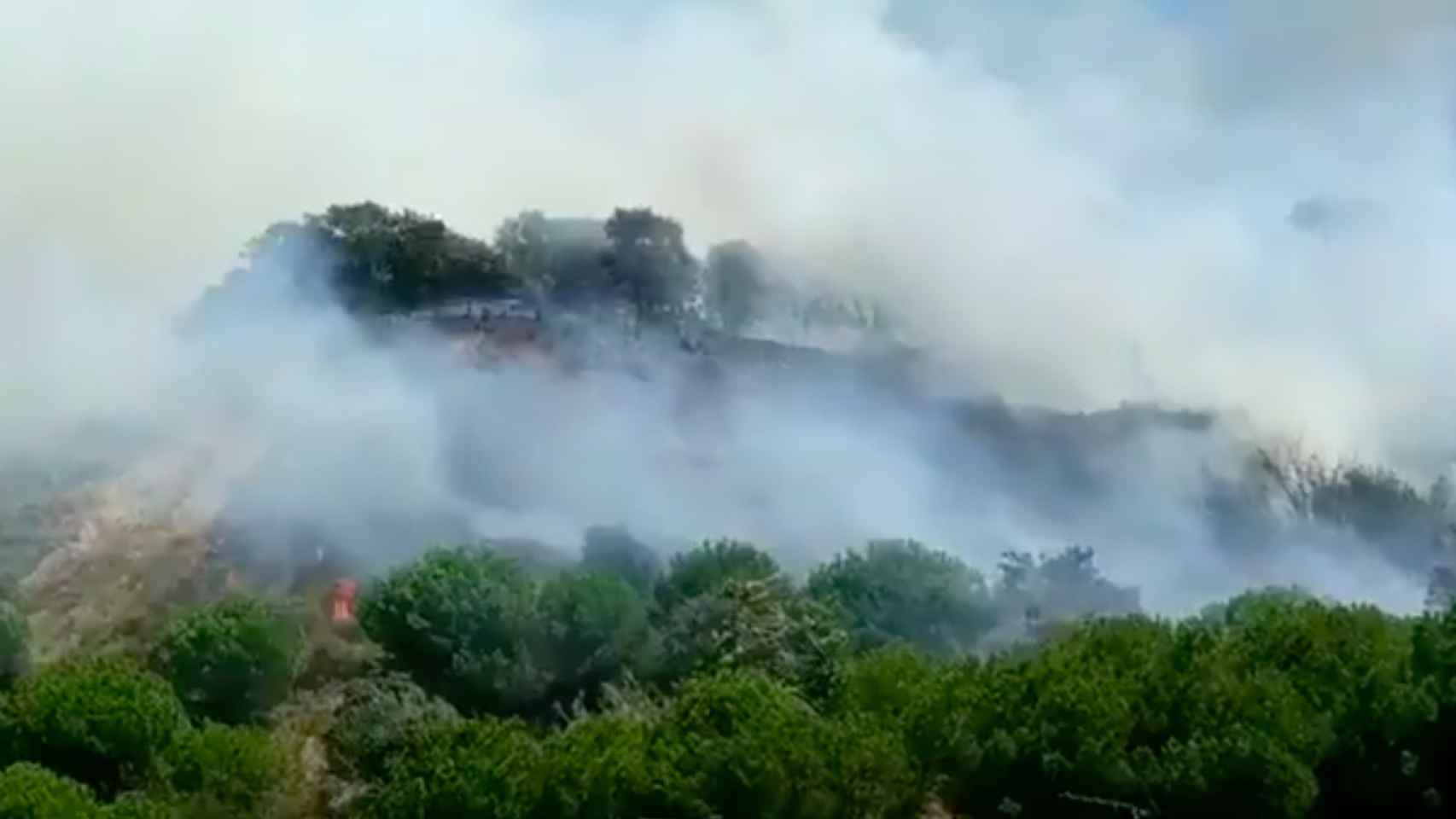 Incendio en la montaña de Montjuïc / @MONTSEYESTER