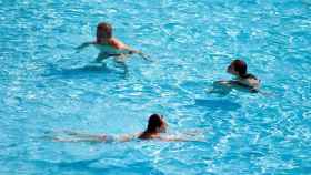 Mujeres haciendo topless en las piscinas de Barcelona / EFE