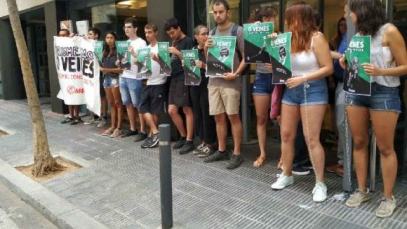 Miembros de Arran durante una concentración en una oficina de Barcelona Turisme / ARRAN