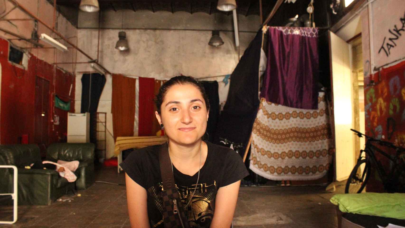 Aasiyah en el salón del refugio / METRÓPOLI ABIERTA