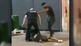 Imagen de la agresión que ha provocado la suspensión de un portero de la discoteca Waka Sabadell / CG