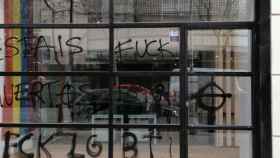 Pintadas homófobas en el centro LGTBI de Barcelona / TWITTER
