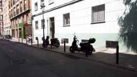 Motocicletas aparcadas sobre la acera en el barrio de Sarrià / RP