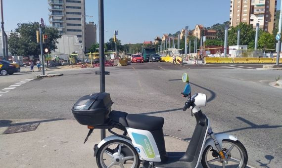 Motocicleta mal estacionada a unos metros del Hospital Vall d'Hebrón / @BARCELONACAMINA