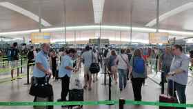 Pasajeros del Aeropuerto de Barcelona en la cola para pasar el filtro de seguridad / EP