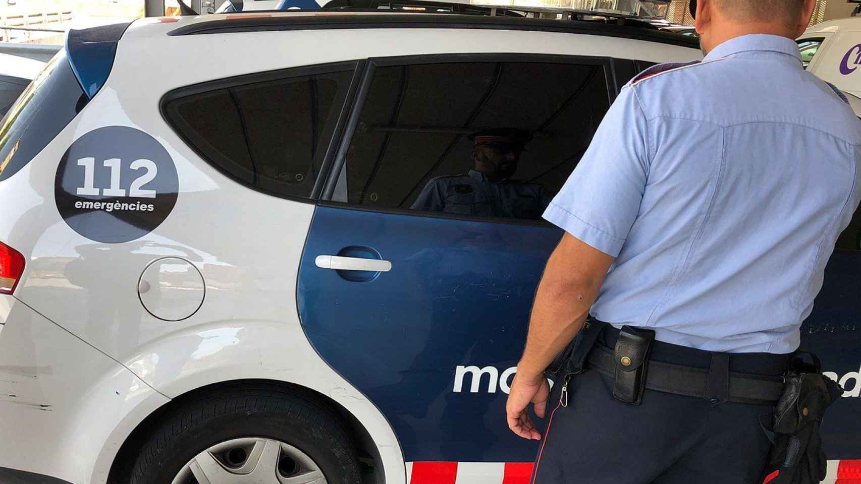 Agente y vehículo de los Mossos d'Esquadra en la Mina / MOSSOS D'ESQUADRA