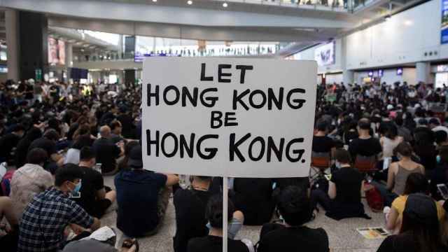 Imagen de una pancarta en el Aeropuerto de Hong Kong durante las protestas / EFE