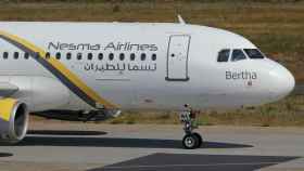 Avión de la compañía Nesma Airlines en una pista del Aeropuerto