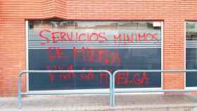 Sede en Barcelona de la compañía Trablisa con pintadas en la puerta / CR