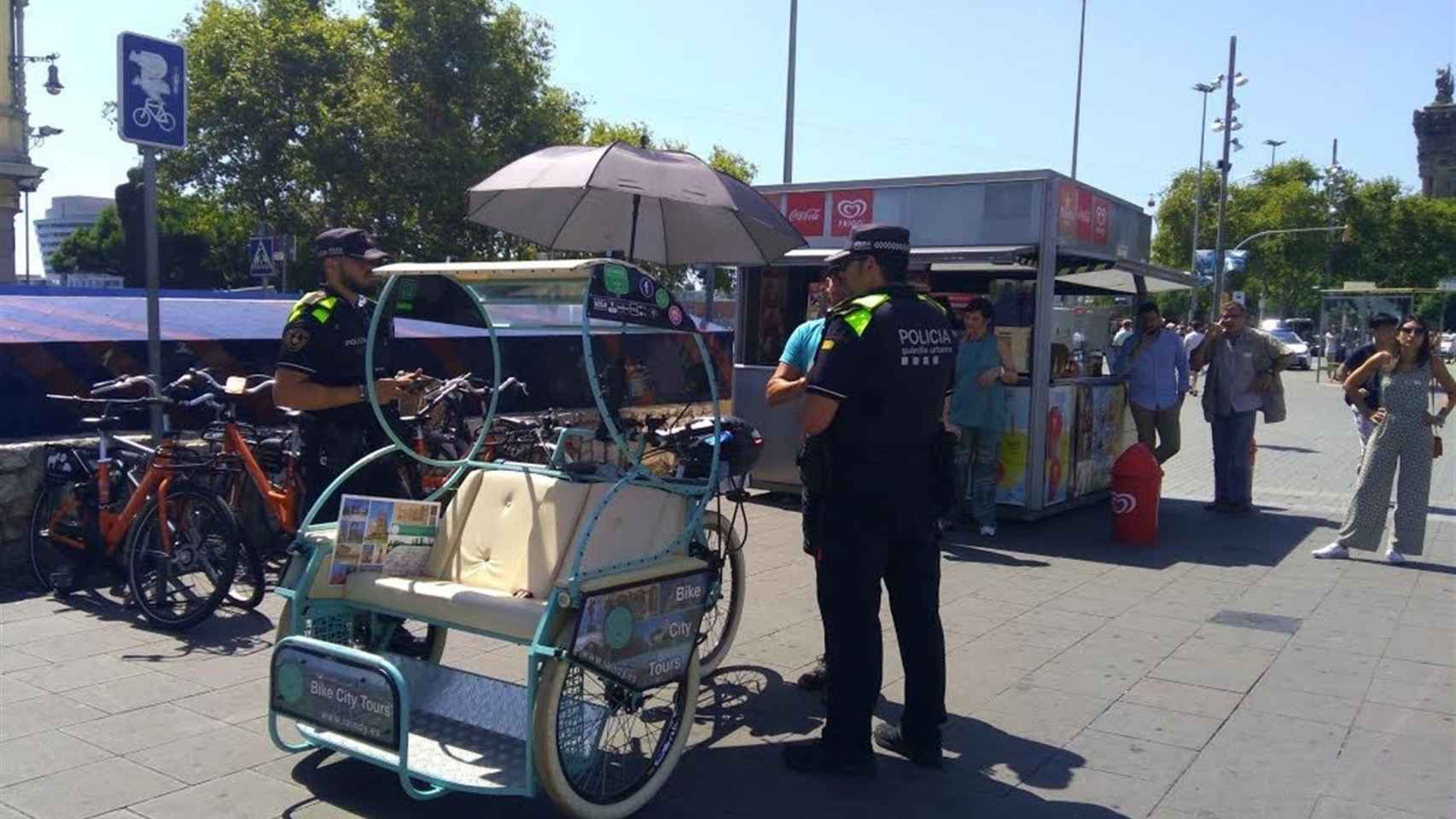 'Bicitaxi' requisado por la Guardia Urbana en Barcelona / EUROPA PRESS