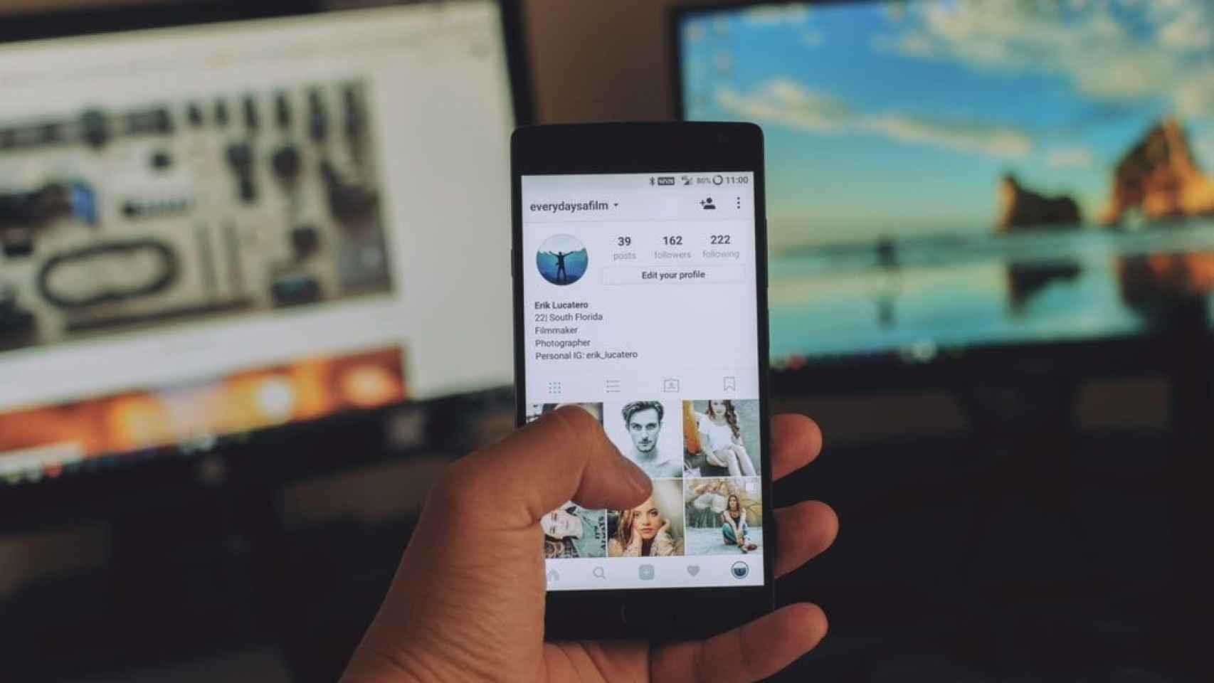 Usuario de Instagram con la cuenta abierta sujetando un teléfono móvil