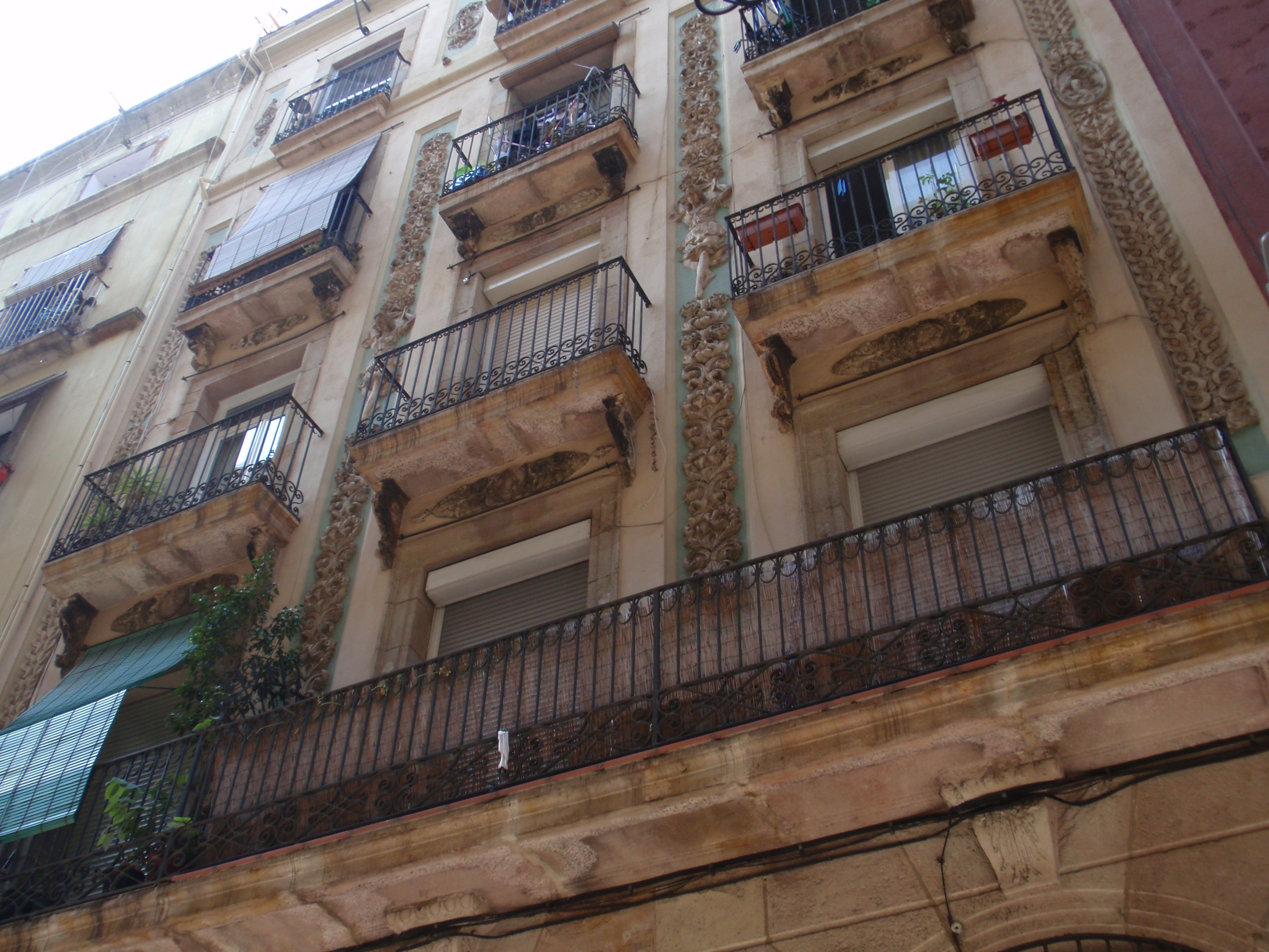 Un bloque de pisos de la calle Joaquim Costa del Raval / ARCHIVO