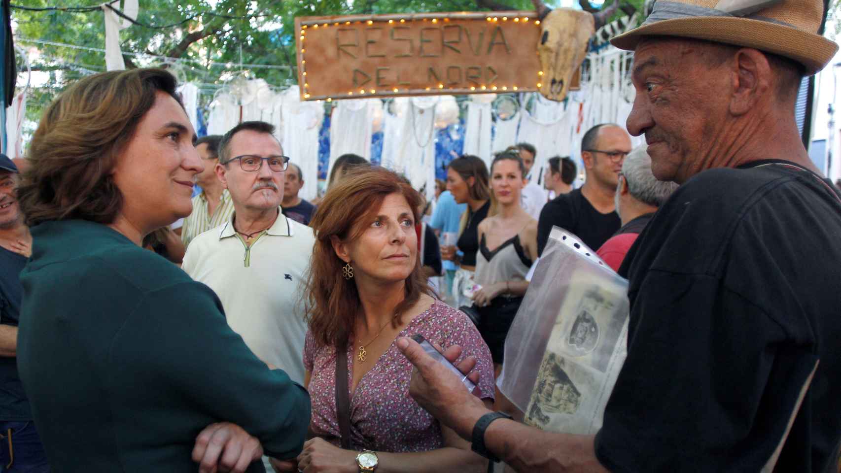 Ada Colau en las fiestas de Gràcia / EFE