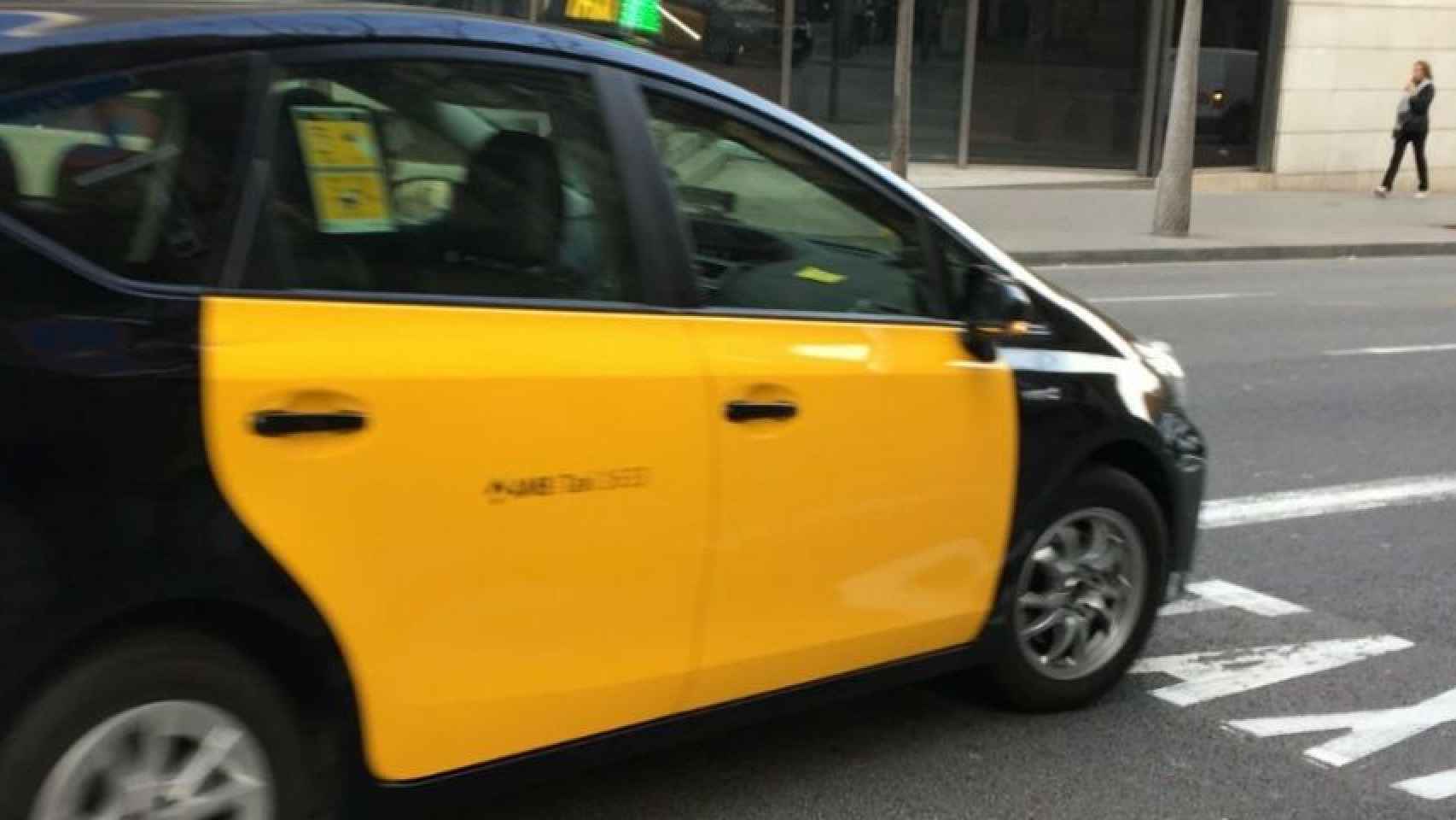 Taxi circulando por Barcelona / XA