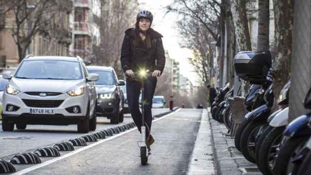 Patinete circulando por un carril bici en Barcelona / HUGO FERNÁNDEZ