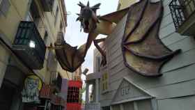 Un dragón en la calle Progrés con el universo de Harry Potter de fondo / P. B.