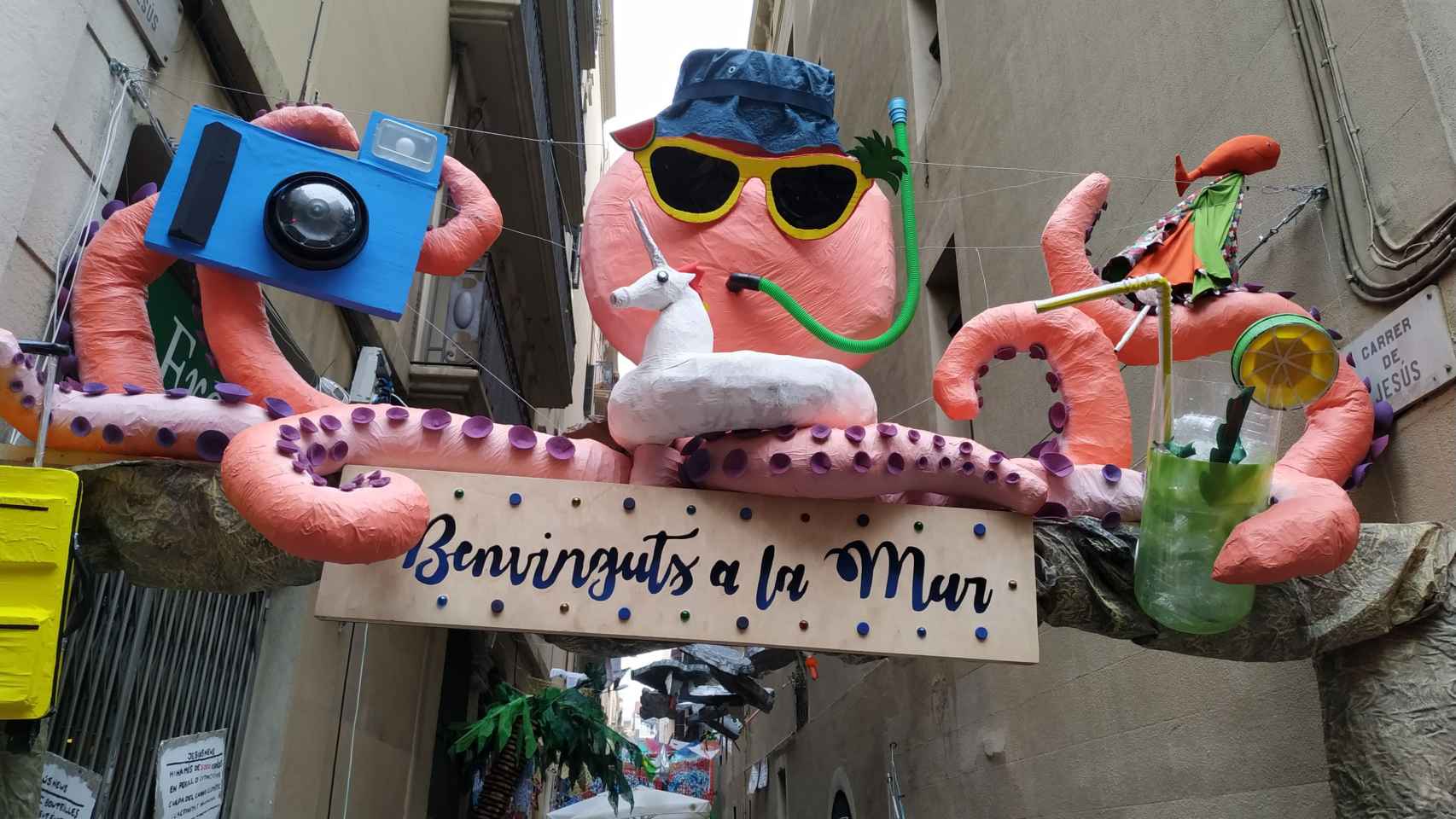 Un pulpo moderno da la bienvenida a los visitantes en la calle Jesús durante las fiestas de Gràcia / P. B.