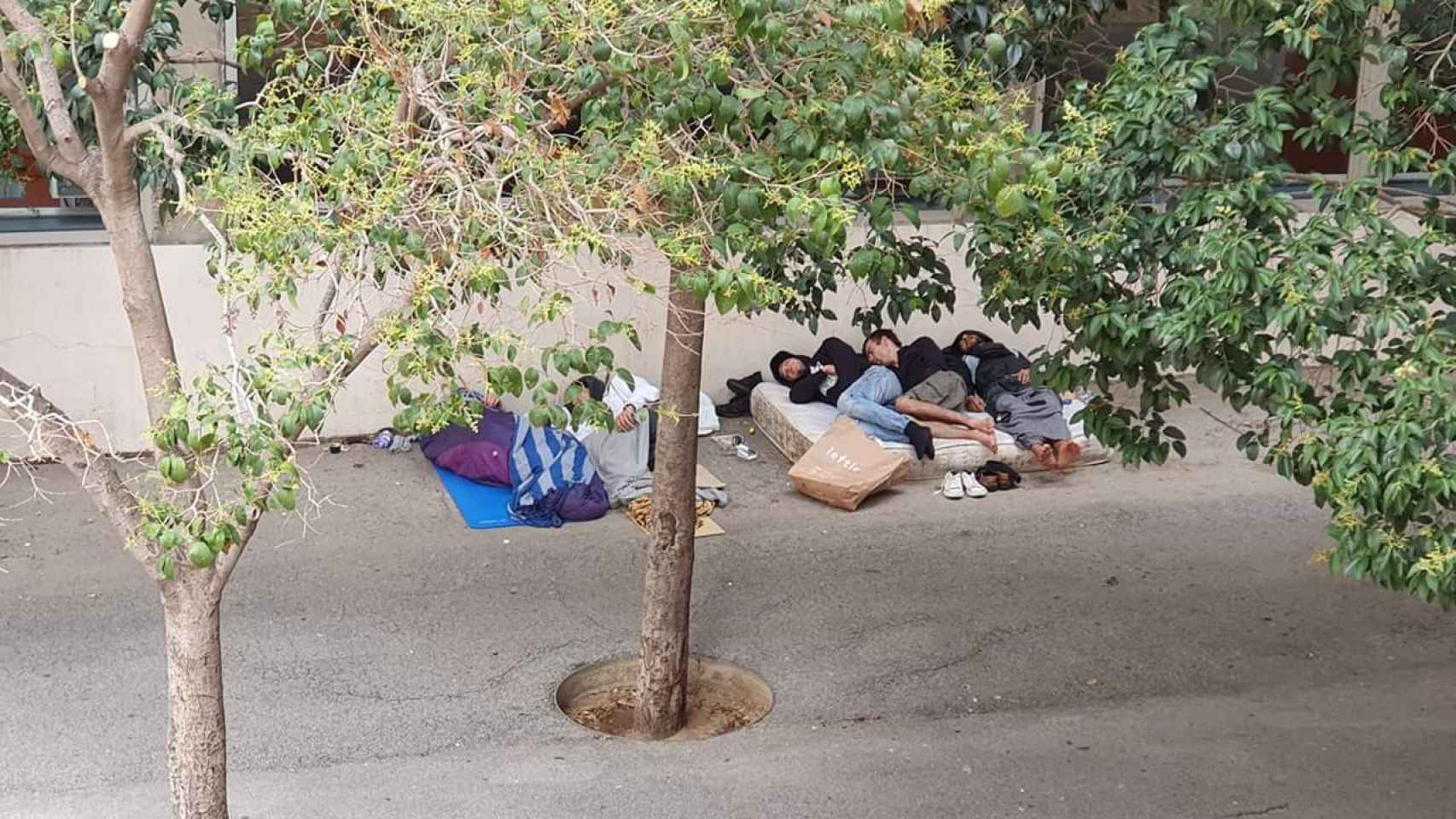 Grupos marginales y toxicómanos durmiendo en las calles del Besòs / T.C