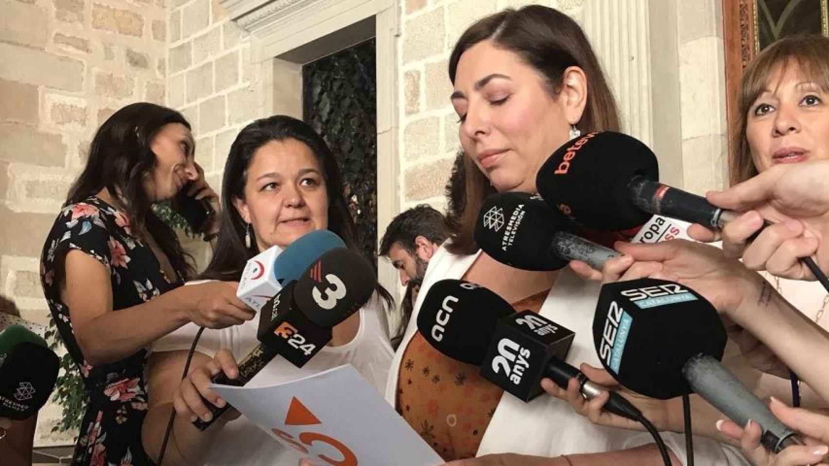 Luz Guilarte atendiendo a los medios de comunicación en Barcelona / EUROPA PRESS