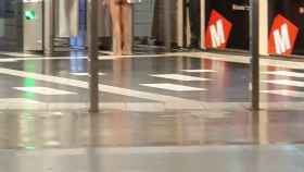 Un hombre se pasea desnudo por el metro de Barcelona / MA