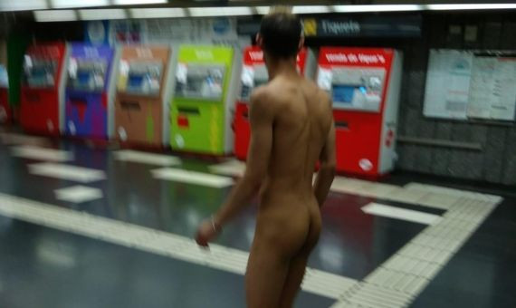 Un hombre se pasea desnudo por el metro de Barcelona / MA
