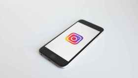Móvil que almacena las las nuevas funciones que lanzará Instagram