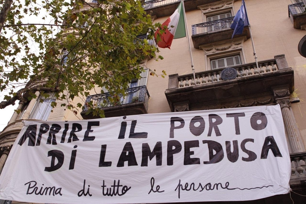 Una imagen de la pancarta en el consulado italiano pidiendo abrir el puerto de Lampedusa