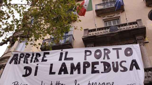 Una imagen de la pancarta en el consulado italiano pidiendo abrir el puerto de Lampedusa