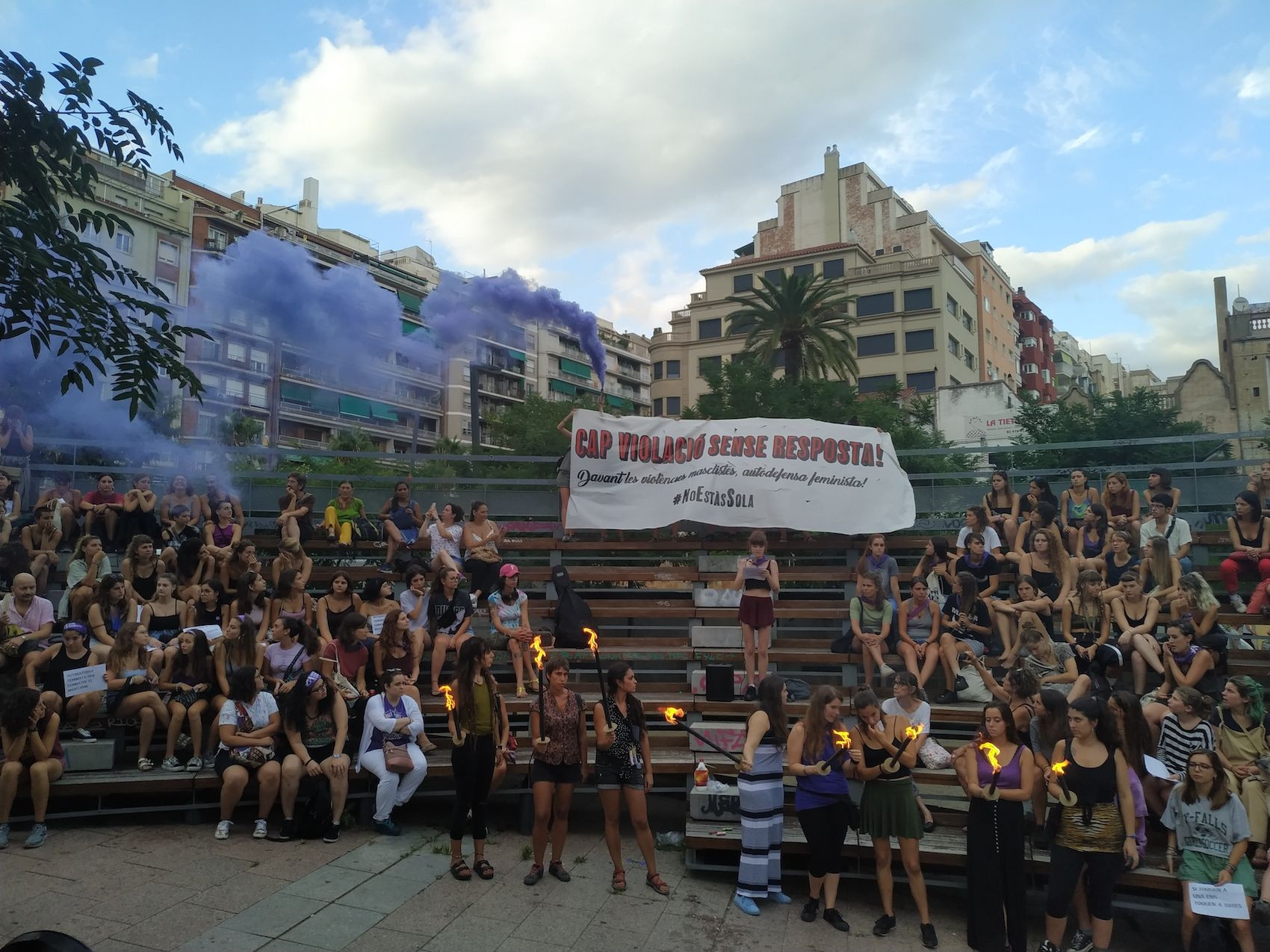 Manifestación feminista para protestar contra la violación de una joven en las fiestas de Gràcia / PB