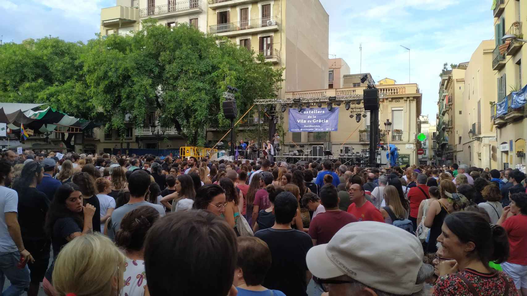 Cientos de personas protestan en Gràcia contra la violación de una joven