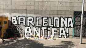 Un mural de Barcelona Antifascista en la calle Astúries de Gràcia / A. E.