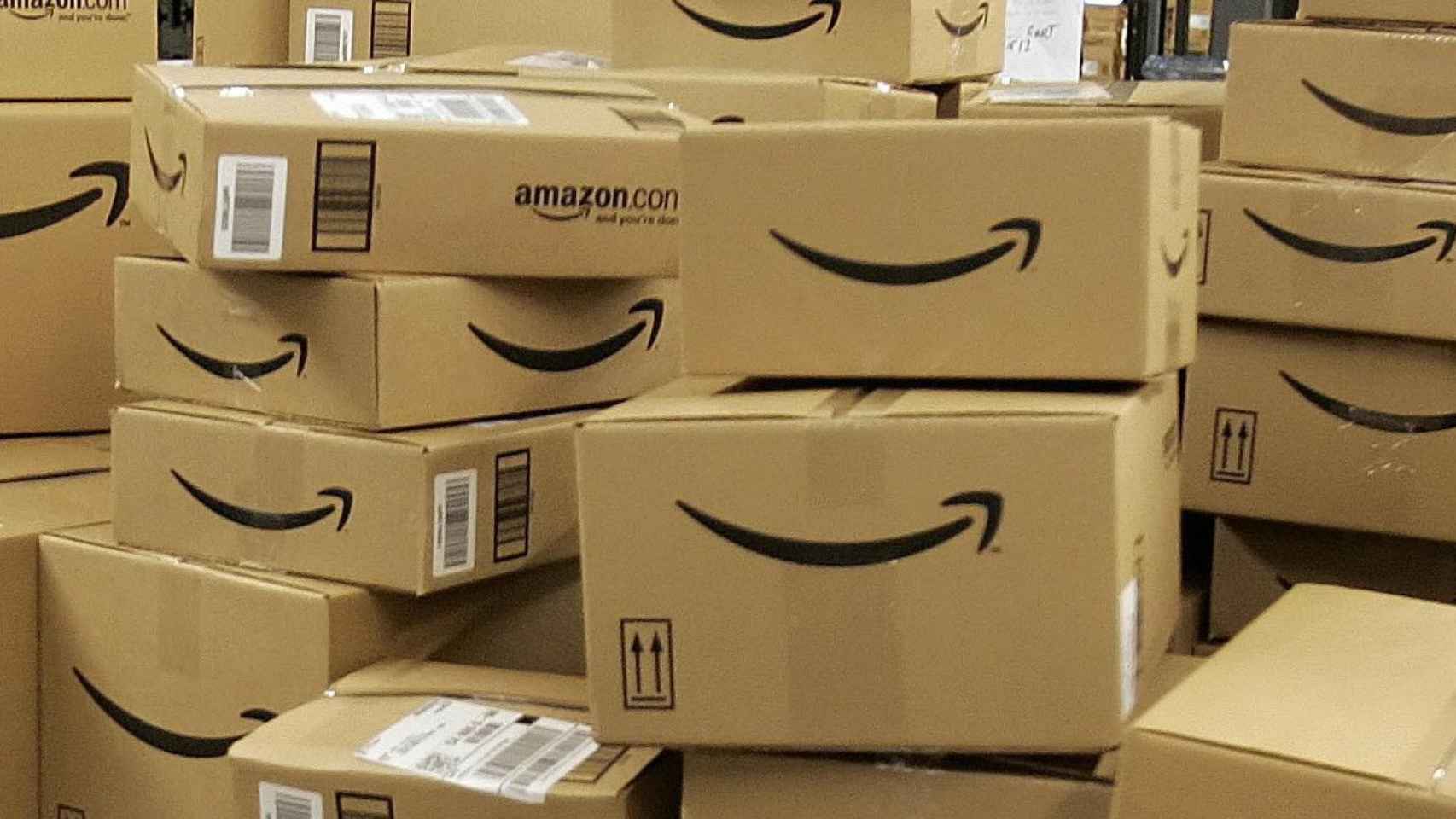 Paquetes de Amazon, una de las compañías que ha dejado de operar en una zona conflictiva de Barcelona por la inseguridad