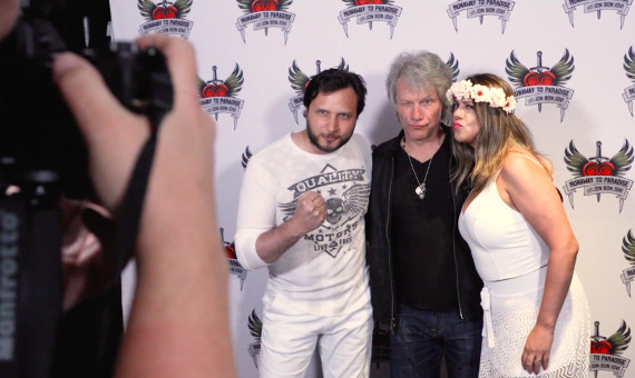 Jon Bon Jovi se fotografía con unos pasajeros en el viaje a Bahamas / RUNAWAY TOURS