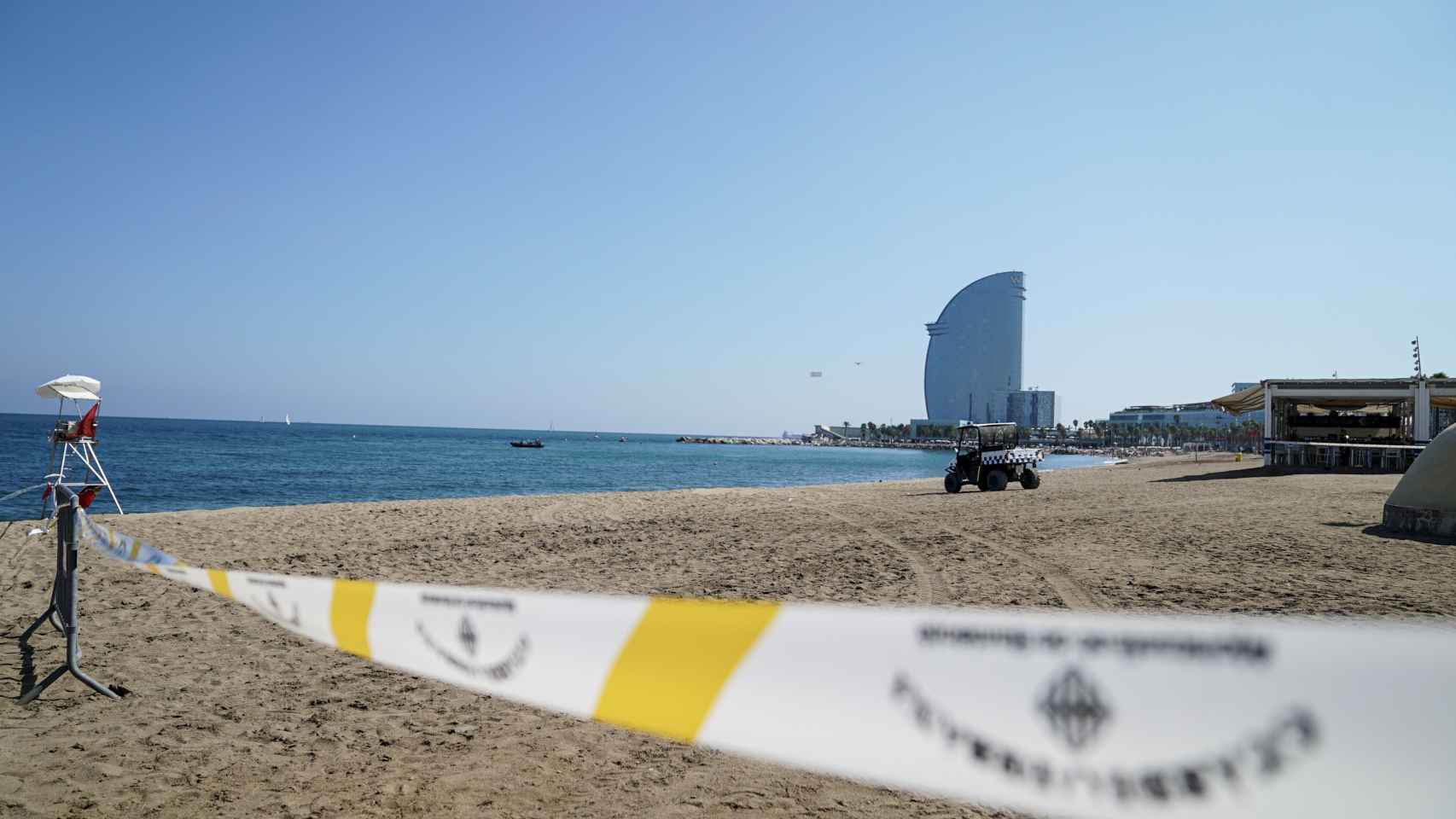 La playa de Sant Sebastià precintada y desalojada por el artefacto explosivo / AYUNTAMIENTO DE BARCELONA