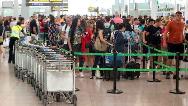 Pasajeros en tránsito durante una jornada de huelga en el Aeropuerto de El Prat / EFE