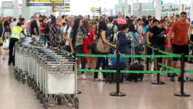 Pasajeros en tránsito durante una jornada de huelga en el Aeropuerto de El Prat / EFE