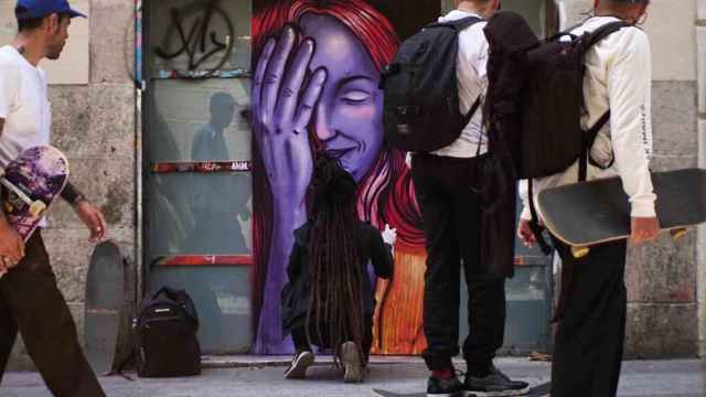 Bronik, la grafitera que pinta murales de colores en Barcelona