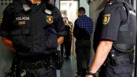 Agentes de los Mossos d'Esquadra y de la Policía Nacional durante el dispositivo conjunto contra carteristas en el Metro de Barcelona / EFE - QUIQUE GARCÍA