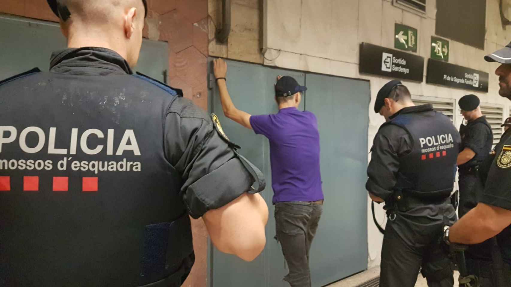 Agentes de los Mossos d'Esquadra registran a un presunto carterista en el Metro de Barcelona / @MOSSOS